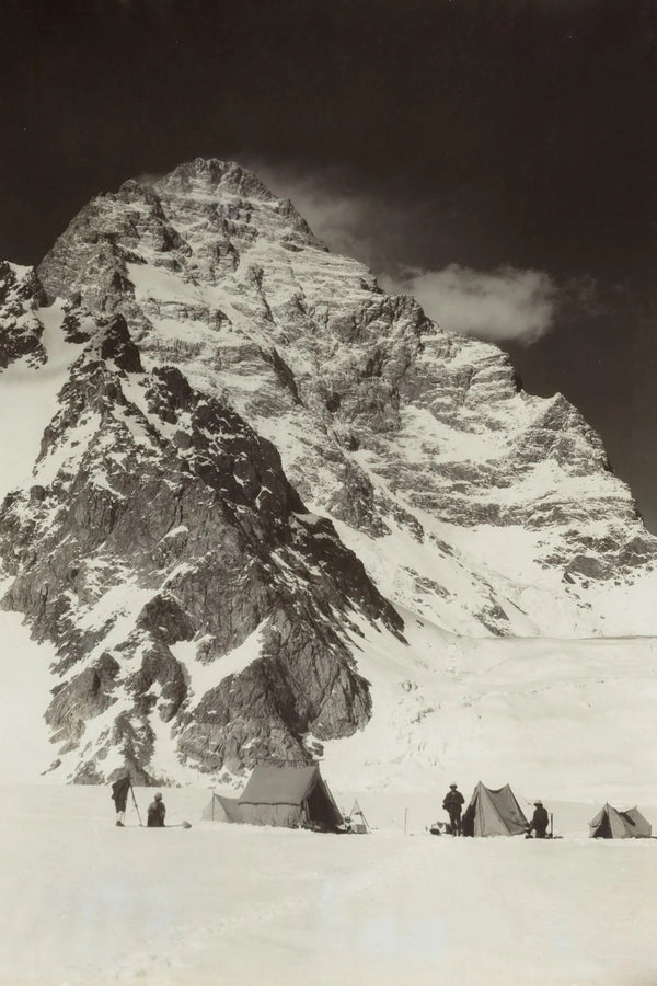 Campamento al pie de una montaña del Karakórum, fotografía de Vittorio Sella, 1909